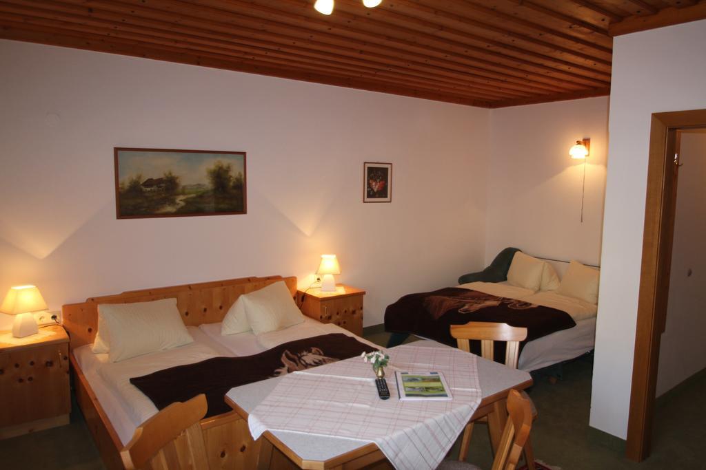 Pension Hubertushof Beim Roemerbad Бад Кляйнкирххайм Экстерьер фото